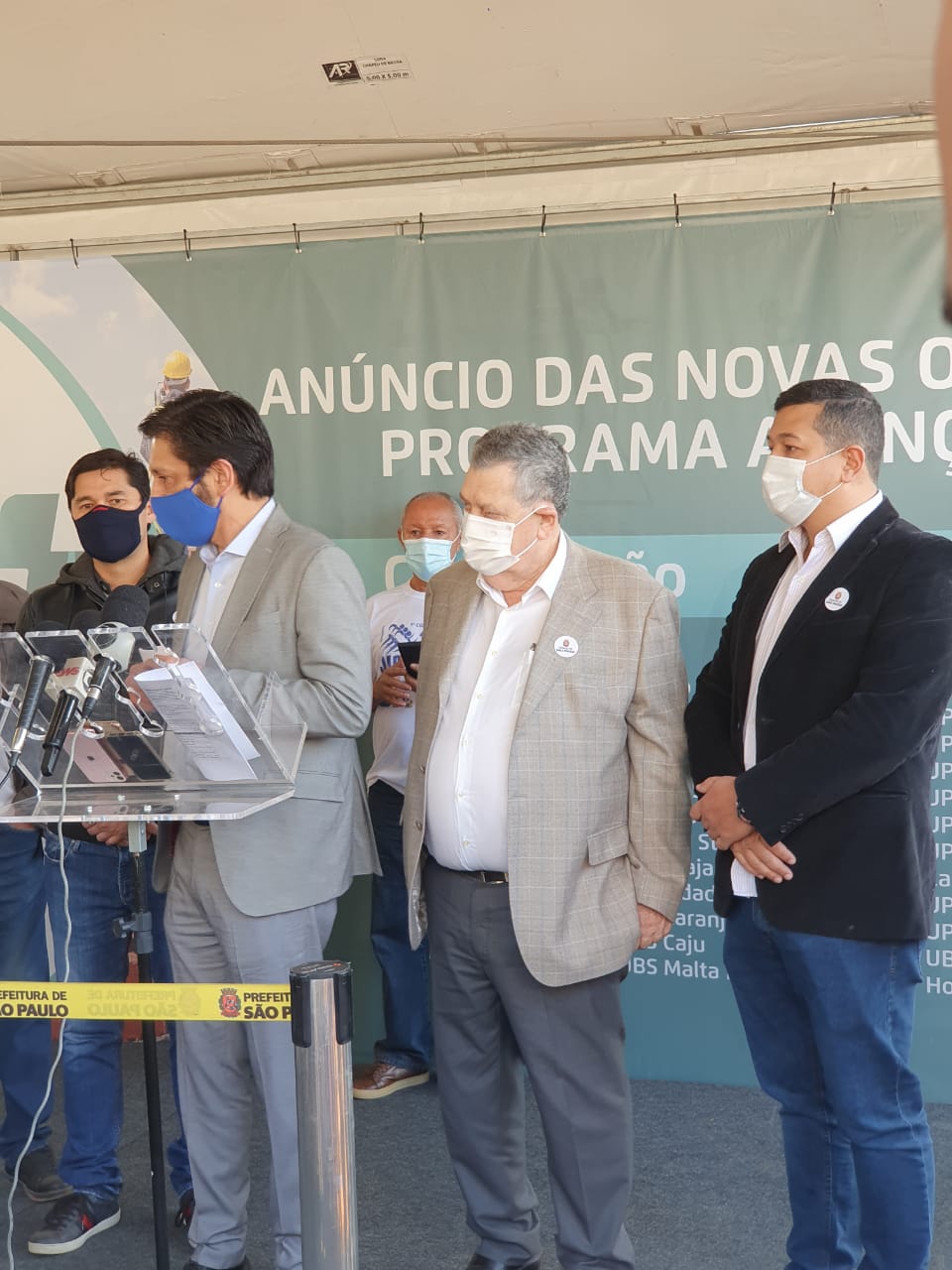 Foto do prefeito fazendo anúncio 